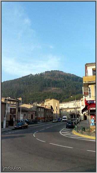 av-p-arene-07web.jpg - Avenue Paul Arène et Molard. Les arbres gris vers le sommet sont des mélèzes