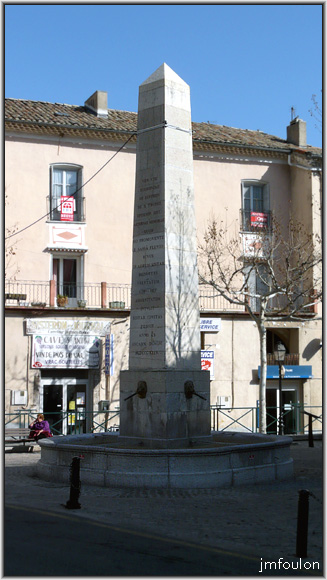 place-dr-robert-font-web.jpg - Fontaine St Tropez sur la place de l'horloge. A l'origine, elle se trouvait quelques dizaines de mètres plus à l'ouest sur la place du docteur Robert  face à l'ancienne mairie