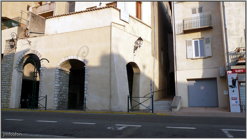 rue-basse-rempart-bas-00web.jpg - Avenue Paul Arène - En face, le passage couvert de la rue Basse des Rempart qui mène vers la rue Droite haute qu'il traverse pour rejoindre le quartier de la Coste