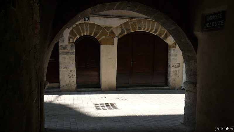 rue-deleuze-13web.jpg - La rue Deleuze vue depuis l'intérieur du petit couvert de l'impasse Deleuze