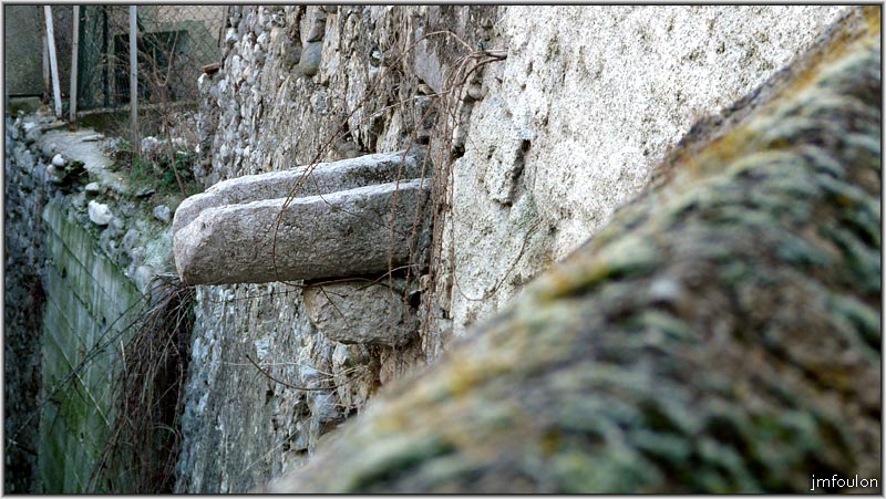 rue-deleuze-16web.jpg - goulotte d'évacuation des eaux dans l'impasse Deleuze