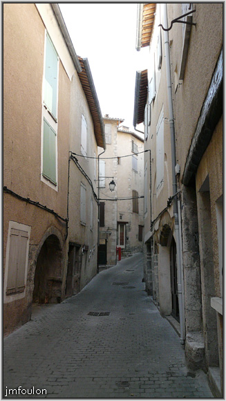 rue-deleuze-17web.jpg - Rue Deleuze - A gauche, l'entrée de l'impasse Deleuze que nous venont de voir et vue de la rue vers le nord-ouest. La partie que nous venons de parcourir