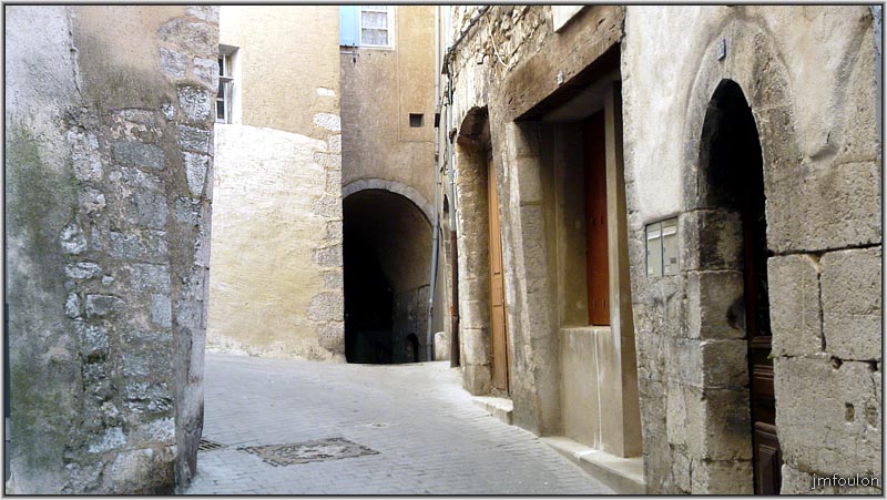 rue-deleuze-21web.jpg - Rue Deleuze - Nous arrivons ici au bout de la rue. A droite, l'entrée du couvert qui mène rue du Glissoir. A gauche la rue continue mais se nomme rue de l'horloge, au pied de laquelle elle aboutie