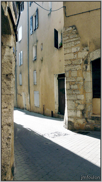 rue-deleuze-23web.jpg - Rue Deleuze - Vue depuis l'entrée du couvert menant rue du Glissoir, que nous visiterons plus loin dans cette galerie