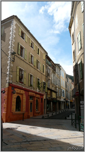 rue-droite-4coins-01web.jpg - Les Quatres Coins - On appelle ainsi la jonction des rue Droite Basse, celle que l'on voit ici, Mercerie qui se trouve à gauche, Saunerie à droite, et de la ruelle des Pardenrières en face un peu à droite