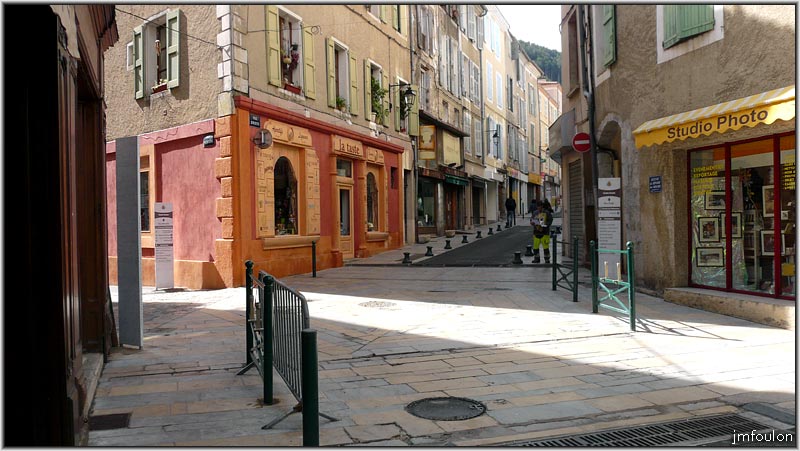 rue-droite-4coins-02web.jpg - Les Quatres Coins - Depuis la rue Saunerie. On voit bien à droite après le studio photo, l'entrée de la ruelle des Pardenrières, qui longe parrallèllement la rue Droite au nord. Cette ruelle sombre est visible dans la galerie "Sisteron - La Coste"