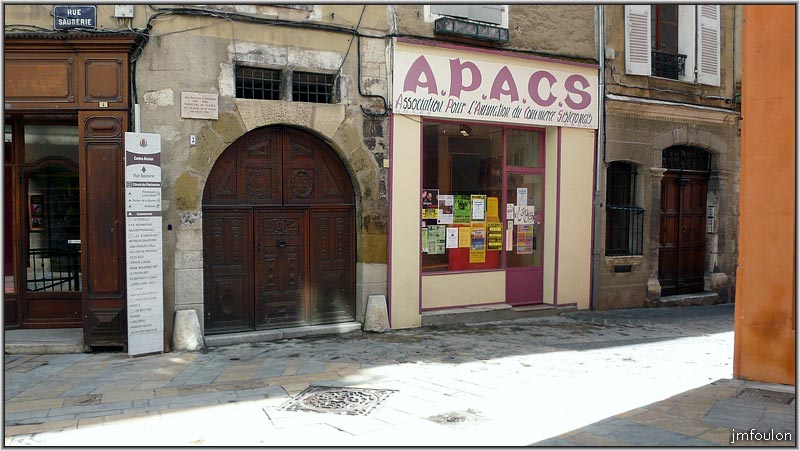 rue-droite-4coins-05web.jpg - Les Quatres Coins - La porte de l'Hotel d'Ornano (XVème). A droite la rue Mercerie