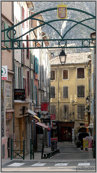 rue-droite-basse-02web.jpg - Rue Droite Basse - En arrière plan la montagne de la Baume
