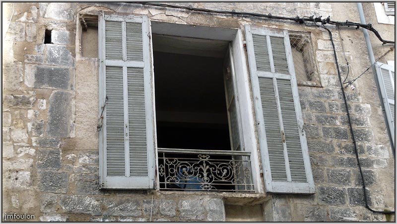 rue-droite-basse-09web.jpg - Rue Droite Basse - Cette façade de toute beauté à été redécouverte lors d'un décroutage de l'enduit. Hélas, les volets sont ouverts en ce moment, l'appartement étant en travaux