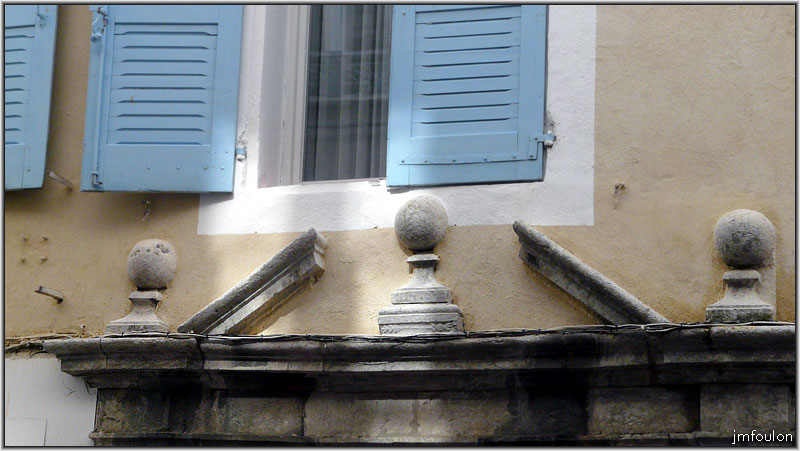 rue-droite-basse-12web.jpg - Rue Droite Basse - Détail du dessus du linteau de cette porte. Remarquable !