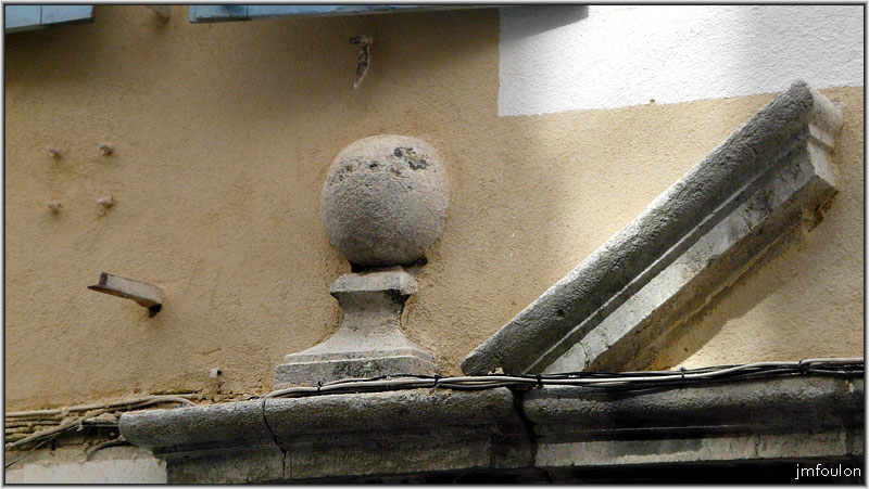 rue-droite-basse-13web.jpg - Rue Droite Basse - Détail du dessus du linteau de cette porte (côté gauche)