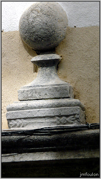 rue-droite-basse-14web.jpg - Rue Droite Basse - Détail du dessus du linteau de cette porte. La boule centrale. Le socle de cette boule est orné de sortes de petites feuilles