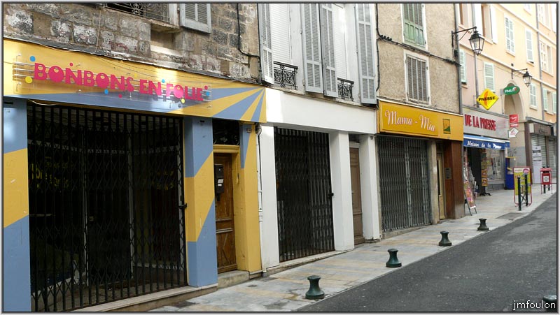 rue-droite-basse-19web.jpg - Rue Droite Basse - Vitrines sur le côté sud de la rue. Tout est fermé car j'ai pris les photos un lundi. (moins de bagnoles !)