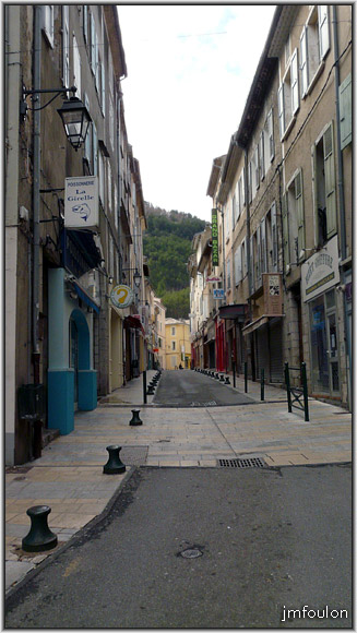 rue-droite-ht-02web.jpg - Rue Droite haute - Vue vers l'Est. C'est toujours lundi !