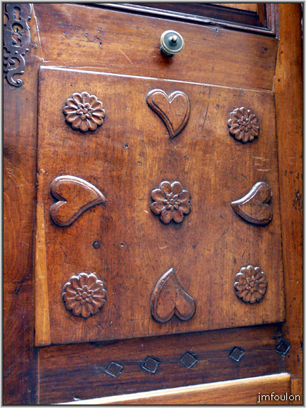 rue-droite-ht-06web.jpg - Rue Droite haute - Porte de mariage (XVIIème) Détail. On trouve quatres coeurs en symétrie croisée sur deux des panneaux du bas