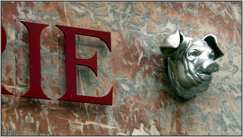 rue-droite-ht-09web.jpg - Rue Droite haute - Détail du dessus de la vitrine de la boucherie Colette. Ici une tête de porc à l'expression humaine. Ca me fait penser à un certain sketch de Fernand Raynaud