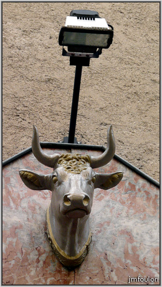 rue-droite-ht-10web.jpg - Rue Droite haute - Détail du dessus de la vitrine de la boucherie Colette. Ici une tête de Boeuf