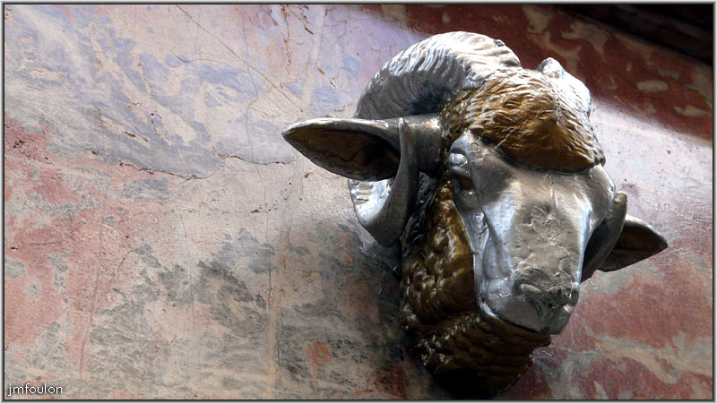 rue-droite-ht-11web.jpg - Rue Droite haute - Détail du dessus de la vitrine de la boucherie Colette. Ici une tête de bélier