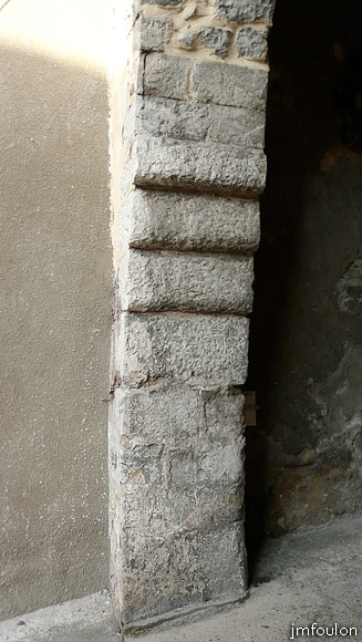 rue-glissoir-04web.jpg - Rue du Glissoir - Vue sur la partie ouest de l'arc de pierre du Glissoir depuis l'extérieur du couvert