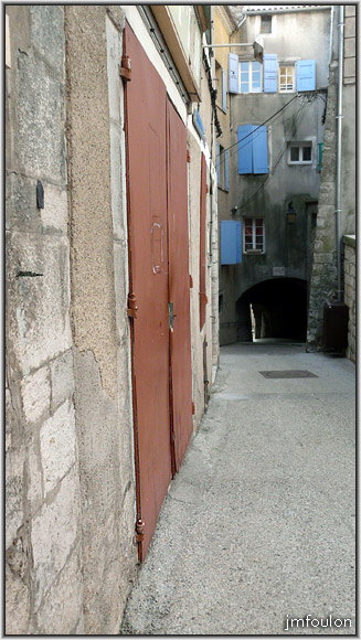 rue-glissoir-11web.jpg - Rue du Glissoir - Vue vers le sud depuis le haut de la rue à sa jonction avec la rue Mercerie