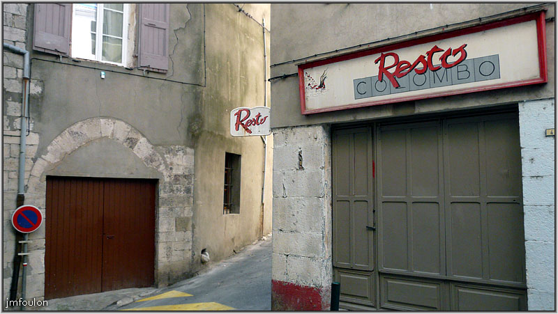 rue-horloge-03web.jpg - Rue de l'Horloge - Resto Colombo et le petit passage qui rejoint la place de l'Horloge. Remarquez la petite goulotte de pierre au bas de la façade à droite de la porte de garage