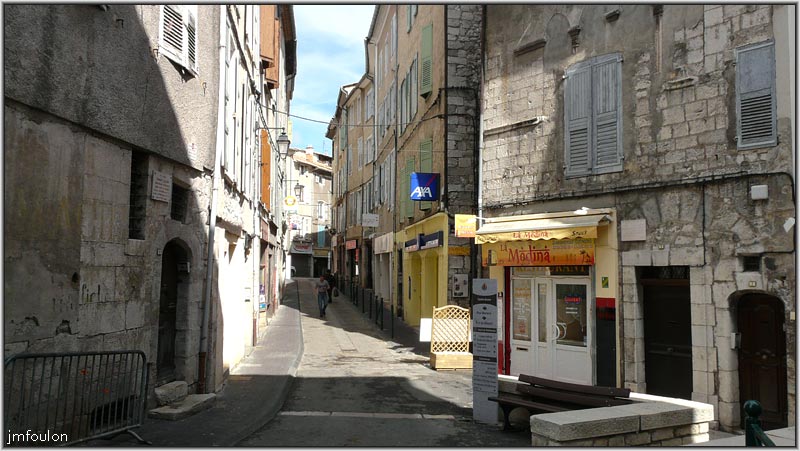 rue-mercerie-01web.jpg - Nous voici maintenant dans la rue Mercerie. A droite la rue du Glissoir que nous avons vue précédemment. Au fond, les Quatres Coins