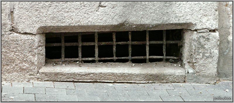 rue-mercerie-05web.jpg - Rue Mercerie - Soupirail rectangulaire et grillagé de la précédente façade