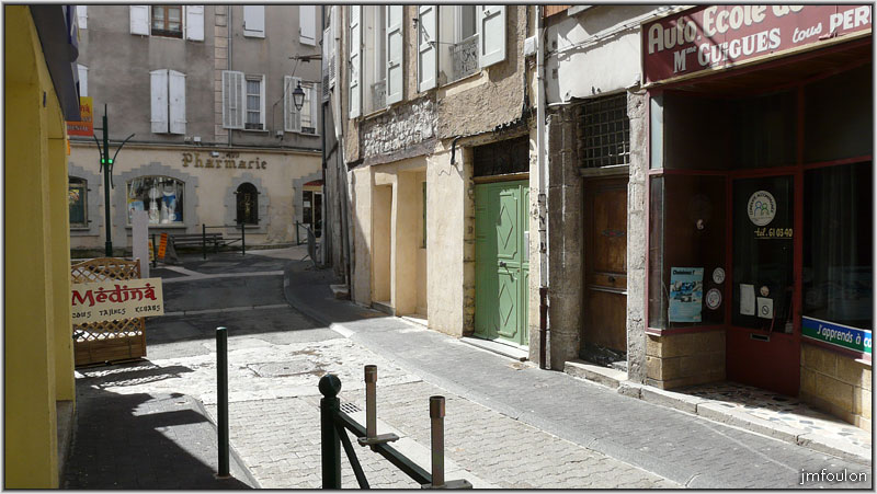rue-mercerie-08web.jpg - Rue Mercerie - Vue vers le sud. A droite on débouche sur la place de l'horloge. C'est ici, vers la pharmacie sur la petite place, que se trouvait une partie du  marché aux Herbes