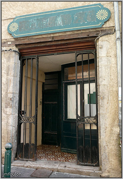 rue-mercerie-10web.jpg - Rue Mercerie - Boutique fermée, comme quasiment toutes celles de cette rue. Jadis se trouvait ici les merciers, marchands de grosses toiles, toiles de lin, futaines, etc