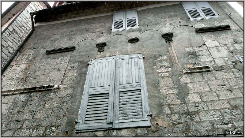 rue-mercerie-13web.jpg - Rue Mercerie - Maison à baies géminées dotée d'arches brisées. Les chapitaux sont ornés de motifs végétaux scultés (XIVème)