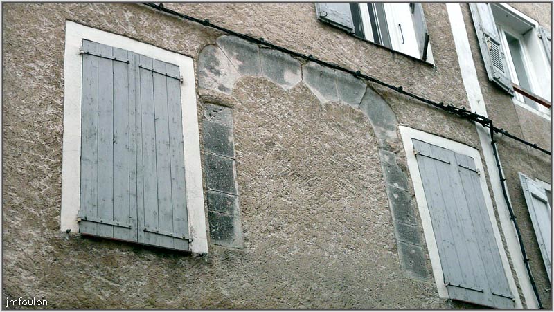 rue-mercerie-14web.jpg - Rue Mercerie - Encadrement d'une ancienne ouverture sur cette façade remaniée