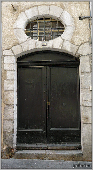 rue-mercerie-15web.jpg - Rue Mercerie - Superbe ensemble d'une porte ornée d'un imposant oculus centré et intégré au linteau