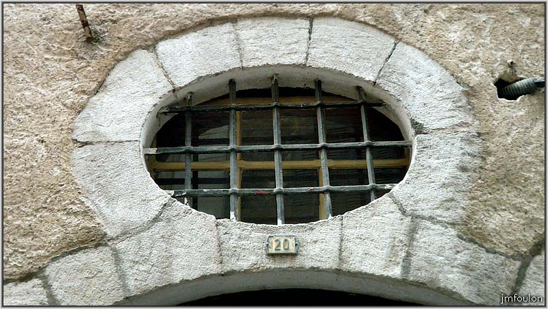 rue-mercerie-16web.jpg - Rue Mercerie - Détail de l'oculus. On remarquera que les barreaux de la grille sont encastrés les uns dans les autres et non soudés