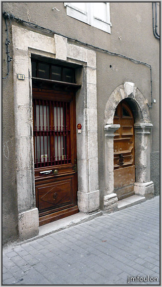 rue-mission-05web.jpg - Rue de la Mission - Portes de style et d'époque radicalement différentes