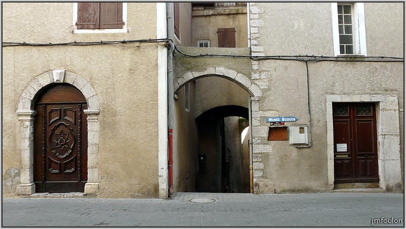 rue-mission-06web.jpg - Rue de la Mission - En face se trouve un couvert rejoignant plus bas la rue Porte Sauve et le quartier de Bourg Reynaud. Ce couvert est visible dans la galerie dédiée au nombreux couverts que compte la vieille ville