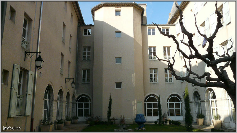 rue-mission-09web.jpg - Rue de la Mission - Cloître de l'ancien couvent des Visitandines reconverti en maison de retraite. Il s'agit d'un bâtiment en U construit derrière la cathédrale en 1631