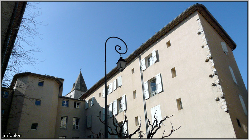 rue-mission-12web.jpg - Rue de la Mission - Aile nord du couvent. On aperçois le clocher de ND des Pommiers qui pointe à l'angle