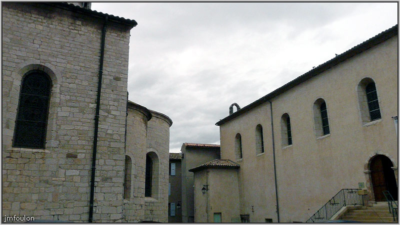 rue-mission-13web.jpg - L'autre côté du couvent. On aperçois sur le toit l'arche de pierre qui portait la cloche. il reste la chapelle du XVIIe siècle dont on voit ici les baies, et qui abrite aujourd'hui  le musée Terre et Temps. A gauche l'arrière de la cathédrale que vous pouvez voir dans la galerie qui lui est dédiée