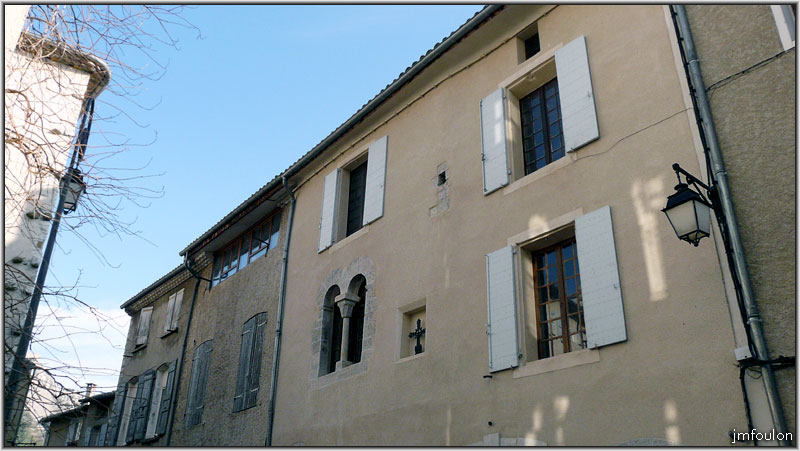 rue-mission-14web.jpg - Revenons Rue de la Mission - Ici un bâtiment comportant une fenêtre à deux arches supportées par un pilier central à chapiteau