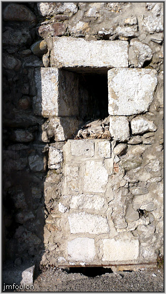 rue-mission-27web.jpg - Rue de la Mission - Collecteur sur le mur de soutennement à l'entrée sud de la rue. Nous sommes ici rue Porte Sauve. Cette rue est  visible dans la galerie sur le quartier de Bourg Reynaud