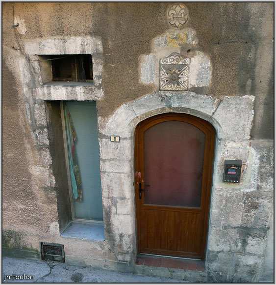 rue-pousterle-1web.jpg - Rue Pousterle - Il ne reste pas grand chose de cette rue dont la moitié nord à disparu pour laisser place à l'Avenue Paul Arène. Sauf deux portes trés anciennes et curieusement ornées