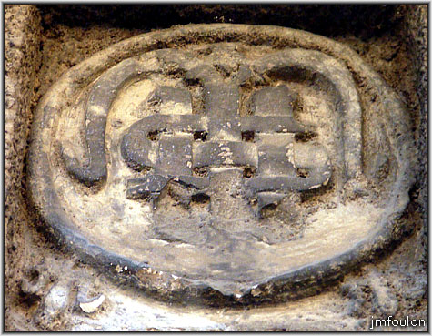 rue-pousterle-4web.jpg - Rue Pousterle -  Détail du cartouche se trouvant au dessus de la porte de droite de la vue précédente