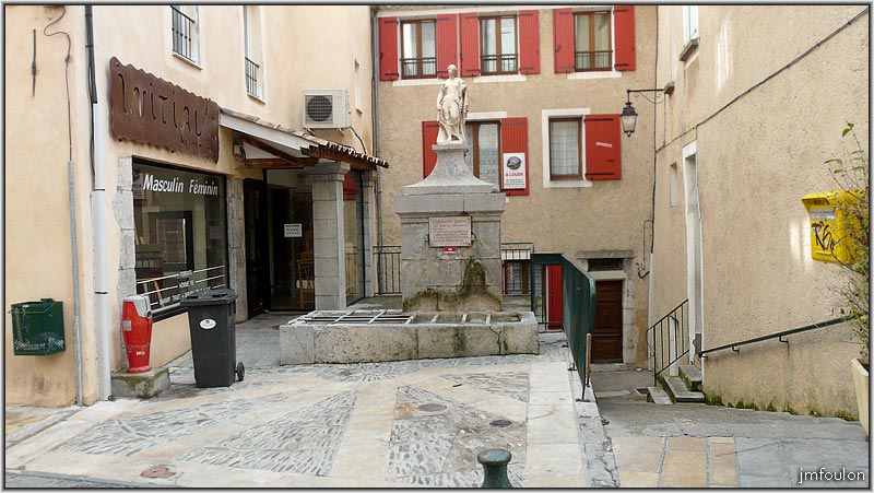 rue-saunerie-05web.jpg - Fontaine de la rue Saunerie - Cette fontaine qui alimentait le quartier était jadis ronde. Sa surverse alimentait les tanneries en contrebas. ( + de détails dans la galerie dédiée aux fontaines et dans celle sur le quartier de Bourg Reynaud)