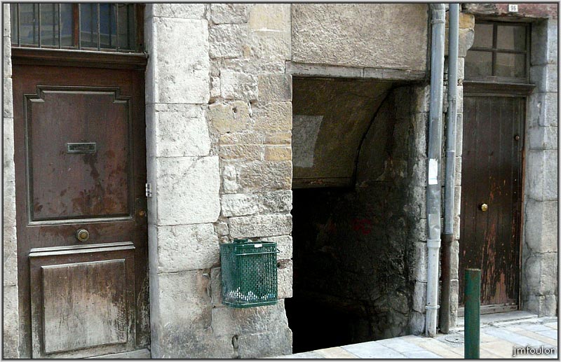 rue-saunerie-16web.jpg - Rue Saunerie - Accès au couvert qui donnait accès aux écuries des logis (auberges) de la rue Saunerie, permettant aux cavaliers, une fois leurs bêtes parqués aux écuries, de rejoindre la rue. J'ai fait une galerie spéciale sur ce couvert mystérieux et sombre. (voir la galerie Andrône et couvert rue Saunerie)