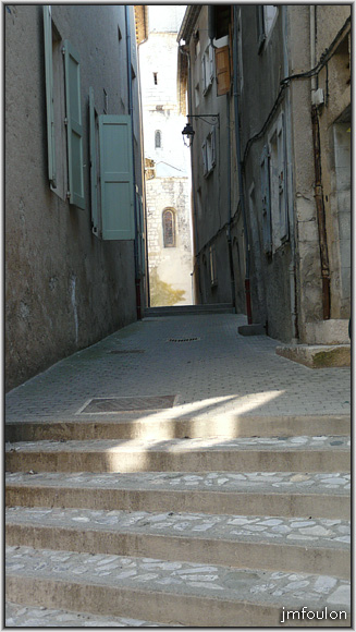 rue-st-maries-01web.jpg - Rue Saintes Maries - Cette sombre ruelle part de la rue de la Mission pour rejoindre la rue Deleuze et l'arrière de la cathédrale ND des Pommiers que l'on voit au fond. A gauche, se trouve le mur nord de l'ancien convent des Visitandines