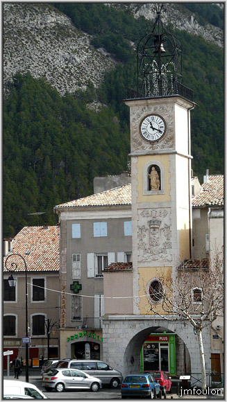 tour-horloge-02web.jpg - Place de l'horloge - L'horloge. Elle date de 1564. Le passage voûté était une porte d'accès à la place (Grand Place) totalement fermée jadis.
