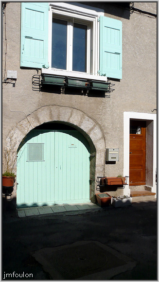 rue-coste-07web.jpg - La Coste - Rue de la Coste. Bel arc de pierres taillées