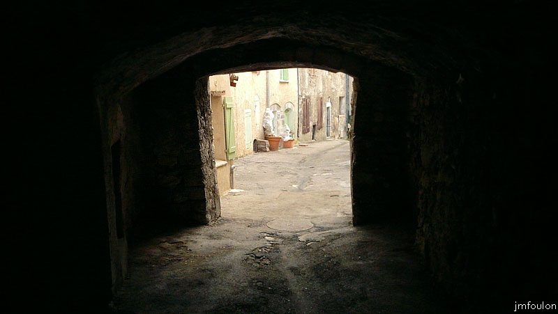 rue-coste-18web.jpg - La Coste - Rue de la Coste. Le couvert (vue vers le sud-ouest)