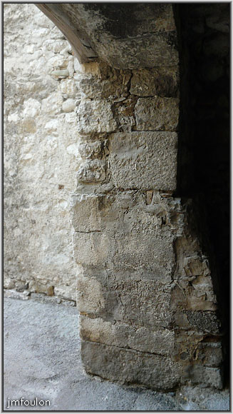 rue-coste-19web.jpg - La Coste - Rue de la Coste. Le couvert. Détail du jambage gauche côté ouest