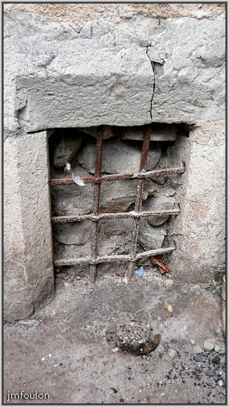 rue-coste-20web.jpg - La Coste - Rue de la Coste. Soupirail condamné